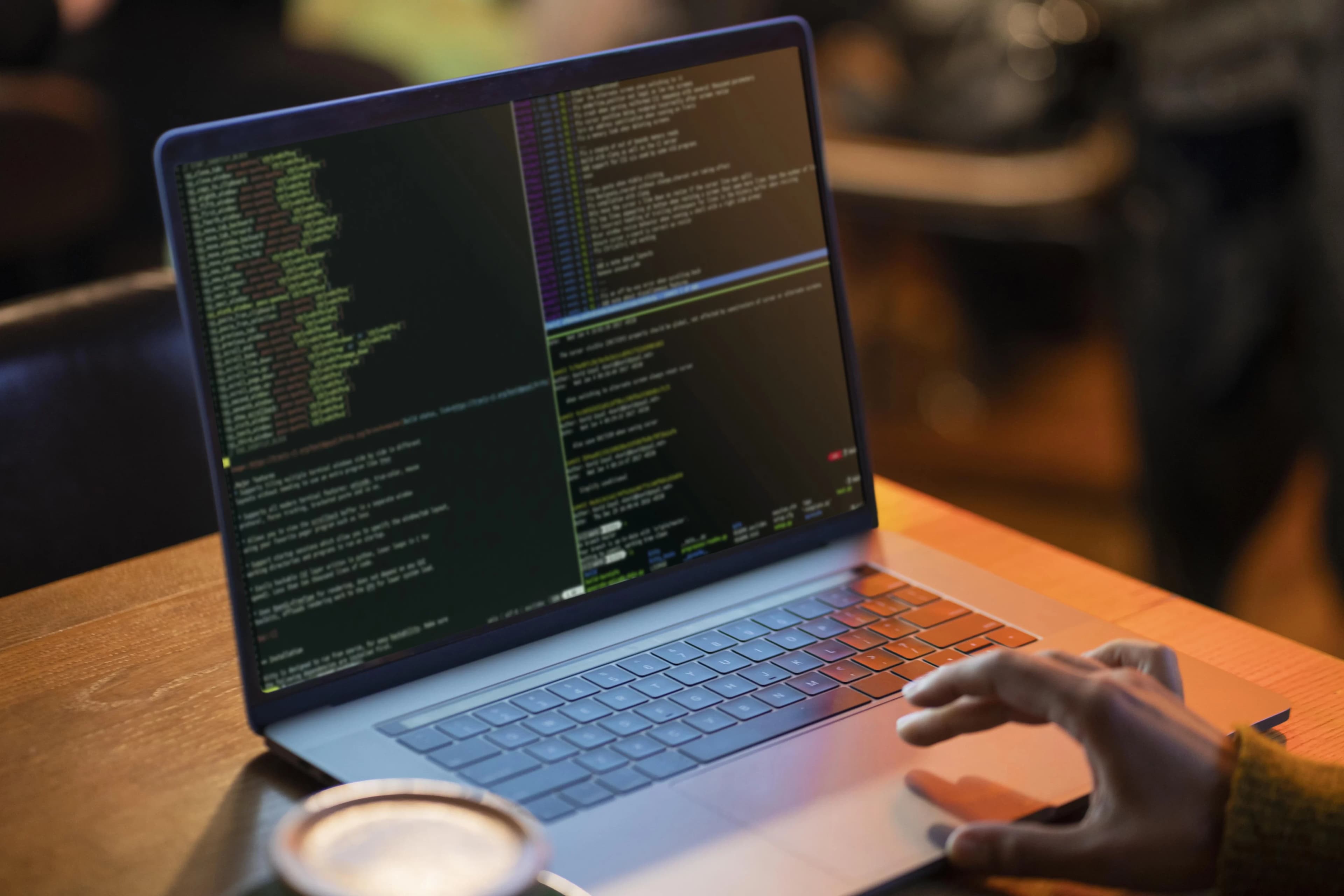 Imagem de um notebook aberto com códigos de html na tela