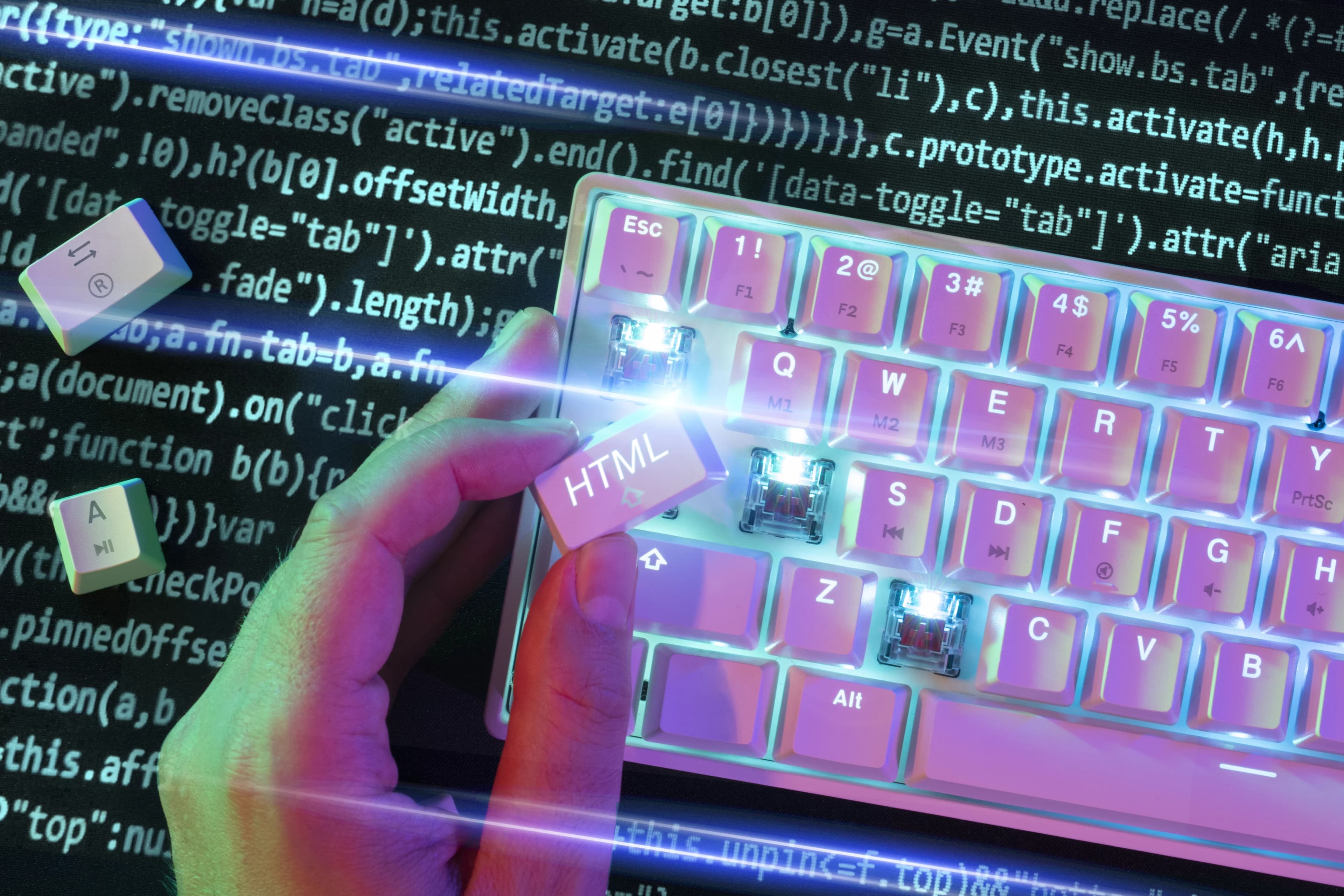 Imagem de teclado branco e uma mão masculina segurando uma tecla escrito HTML, com códigos como background