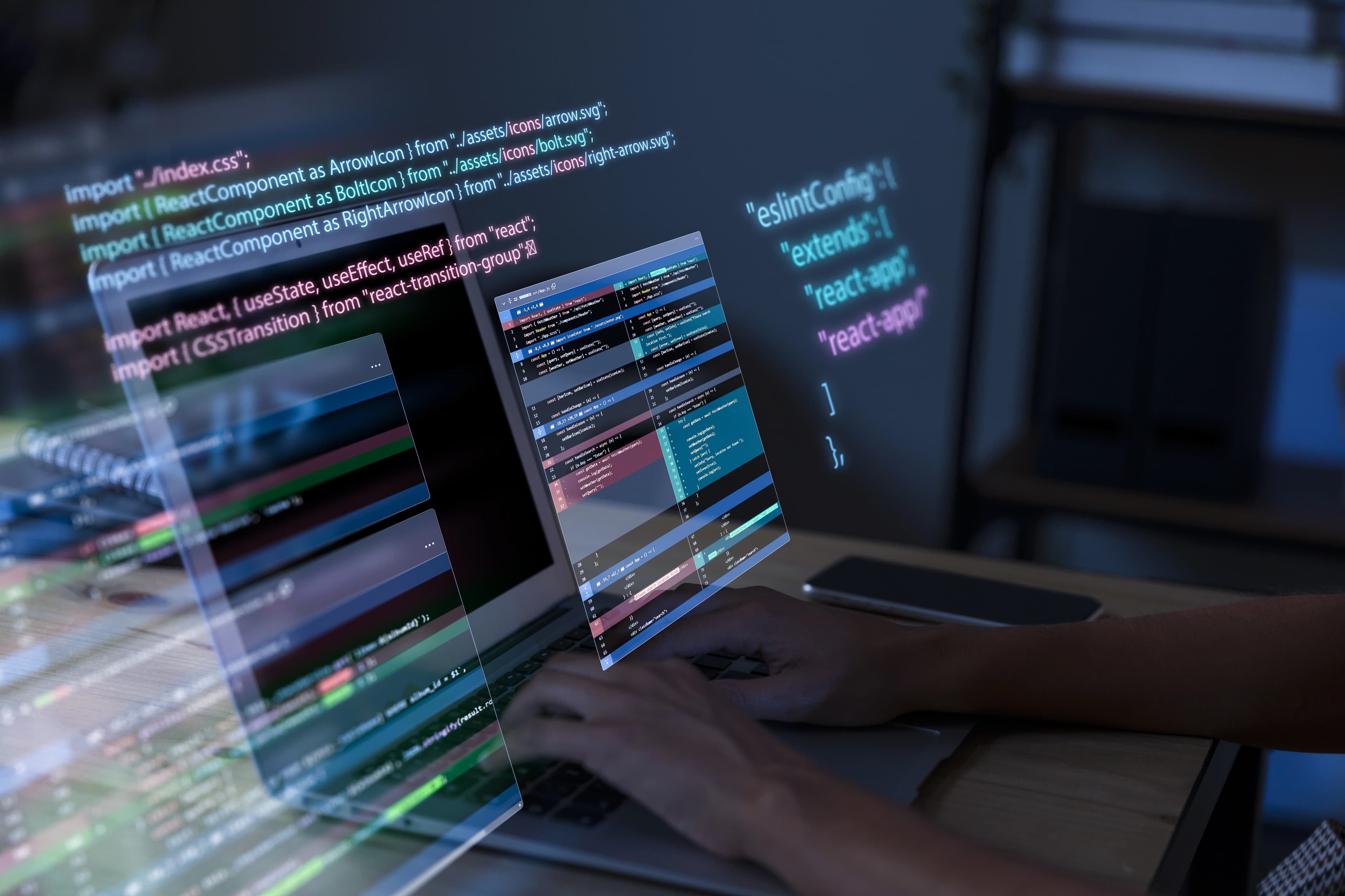 Programador trabalhando em um laptop, com códigos de desenvolvimento em destaque na tela e projeção de trechos de código no ambiente ao redor.